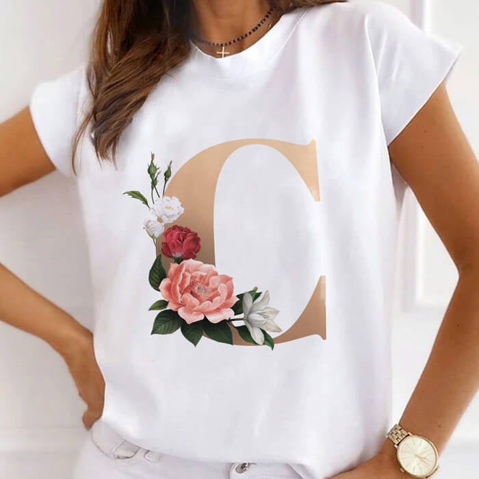 Tricou cu inițială florală „C”: stil șic și fler personalizat