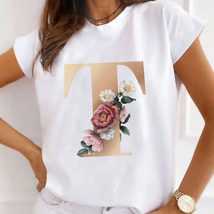 Tricou alb cu monogramă florală: o declarație de stil atemporal