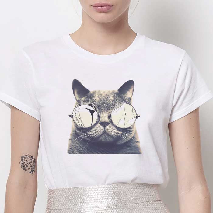 Tricou grafic alb cu pisică neagră purtând ochelari rotunzi