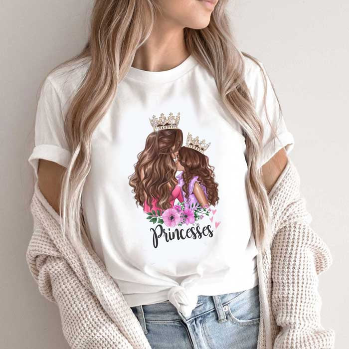 Tricou cu prințese: O sărbătoare sinceră a iubirii mamei-fiice